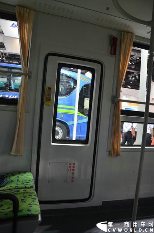 5月11日—13日，一年一度的客车盛会在北京国家会议中心隆重举行，本次展会上，亚星客车携四款新品亮相，每一款都独具特色，吸引众多关注。图为亚星6.8米低入口纯电动公交车