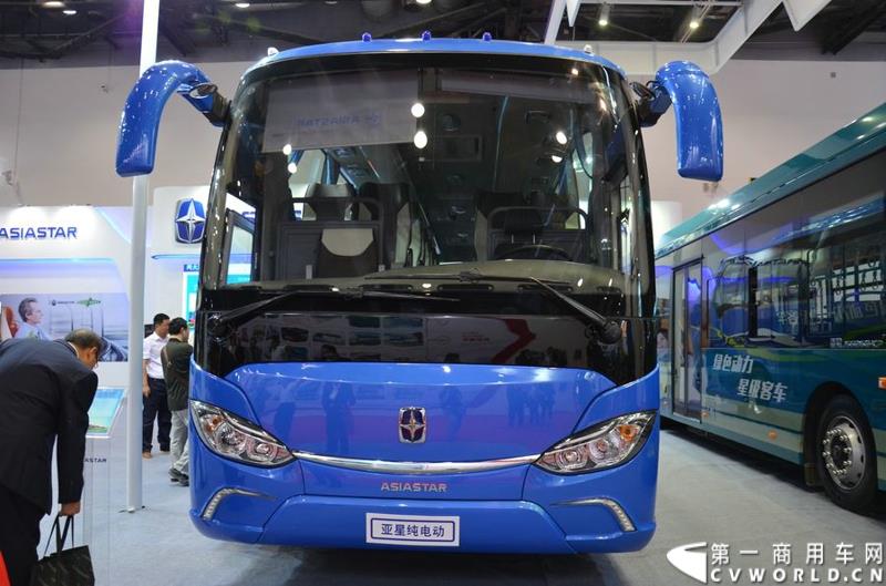 5月11日—13日，一年一度的客车盛会在北京国家会议中心隆重举行，本次展会上，亚星客车携四款新品亮相，每一款都独具特色，吸引众多关注。图为亚星11米纯电动客车 