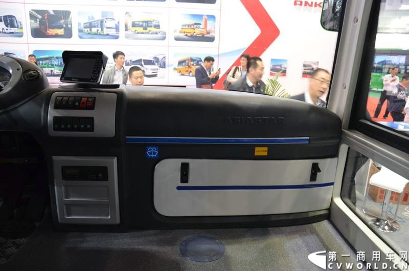 5月11日—13日，一年一度的客车盛会在北京国家会议中心隆重举行，本次展会上，亚星客车携四款新品亮相，每一款都独具特色，吸引众多关注。图为亚星6.8米低入口纯电动公交车