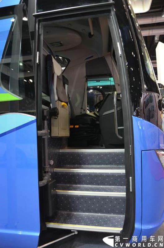 5月11日—13日，一年一度的客车盛会在北京国家会议中心隆重举行，本次展会上，亚星客车携四款新品亮相，每一款都独具特色，吸引众多关注。图为亚星11米纯电动客车 