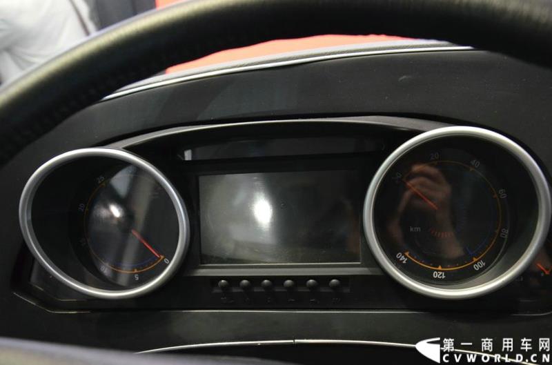 5月11日—13日，一年一度的客车盛会在北京国家会议中心隆重举行，本次展会上，亚星客车携四款新品亮相，每一款都独具特色，吸引众多关注。图为亚星11米纯电动客车 