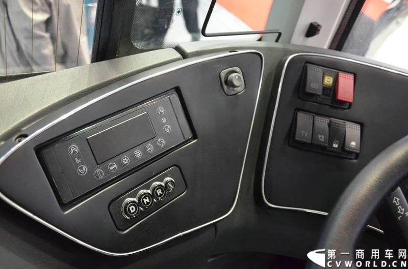 5月11日—13日，一年一度的客车盛会在北京国家会议中心隆重举行，本次展会上，亚星客车携四款新品亮相，每一款都独具特色，吸引众多关注。图为亚星11米纯电动客车 