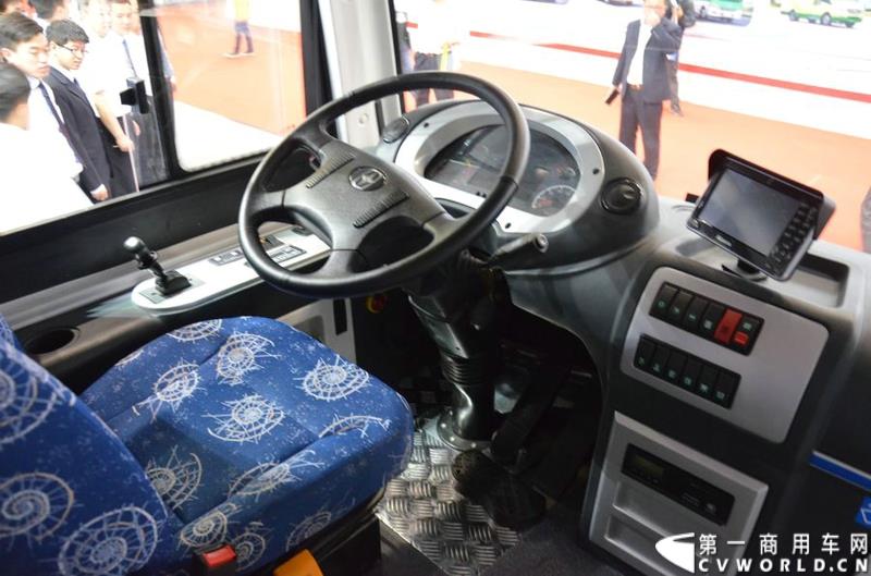 5月11日—13日，一年一度的客车盛会在北京国家会议中心隆重举行，本次展会上，亚星客车携四款新品亮相，每一款都独具特色，吸引众多关注。图为亚星6.8米低入口纯电动公交车