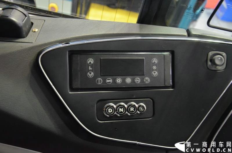 5月11日—13日，一年一度的客车盛会在北京国家会议中心隆重举行，本次展会上，亚星客车携四款新品亮相，每一款都独具特色，吸引众多关注。图为亚星11米纯电动客车 