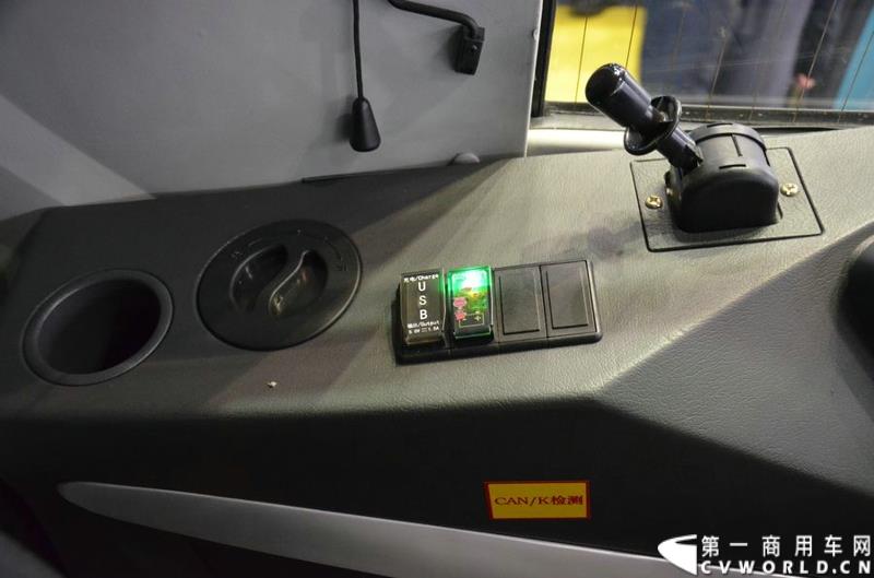 5月11日—13日，一年一度的客车盛会在北京国家会议中心隆重举行，本次展会上，亚星客车携四款新品亮相，每一款都独具特色，吸引众多关注。图为亚星11米纯电动客车 