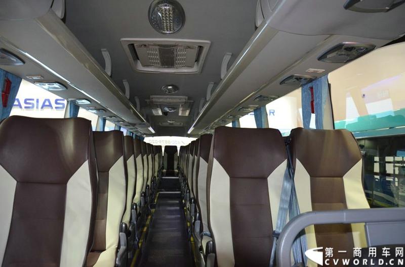 5月11日—13日，一年一度的客车盛会在北京国家会议中心隆重举行，本次展会上，亚星客车携四款新品亮相，每一款都独具特色，吸引众多关注。图为亚星11米纯电动客车 