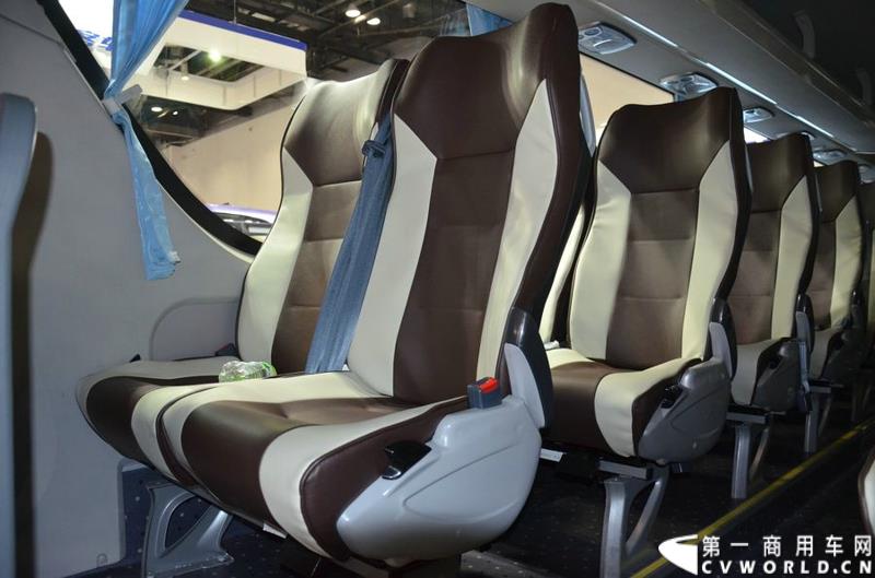 5月11日—13日，一年一度的客车盛会在北京国家会议中心隆重举行，本次展会上，亚星客车携四款新品亮相，每一款都独具特色，吸引众多关注。图为亚星11米纯电动客车 