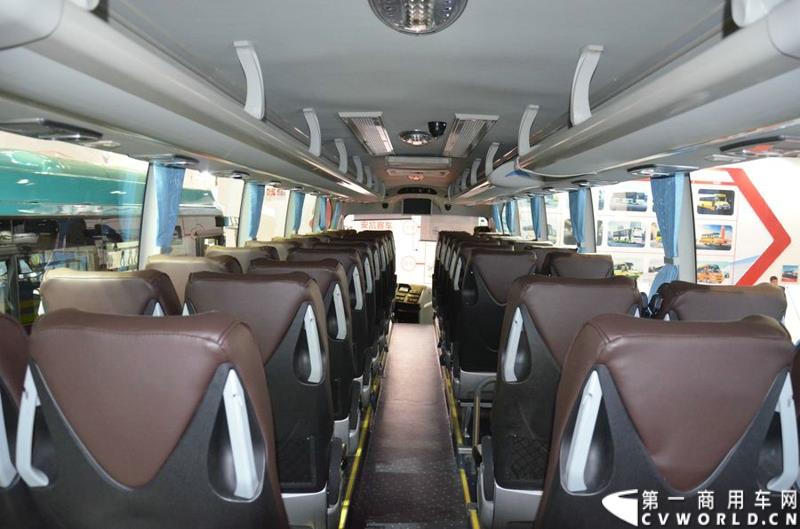 5月11日—13日，一年一度的客车盛会在北京国家会议中心隆重举行，本次展会上，亚星客车携四款新品亮相，每一款都独具特色，吸引众多关注。图为亚星11米纯电动客车 