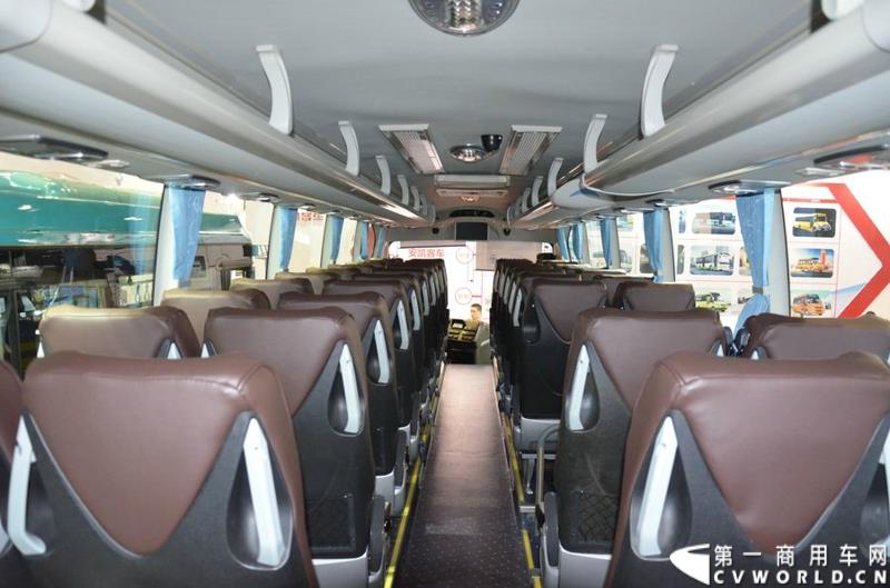 5月11日—13日，一年一度的客车盛会在北京国家会议中心隆重举行，本次展会上，亚星客车携四款新品亮相，每一款都独具特色，吸引众多关注。图为亚星11米纯电动客车 