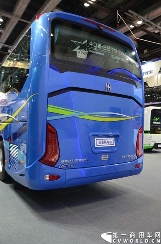 5月11日—13日，一年一度的客车盛会在北京国家会议中心隆重举行，本次展会上，亚星客车携四款新品亮相，每一款都独具特色，吸引众多关注。图为亚星11米纯电动客车 