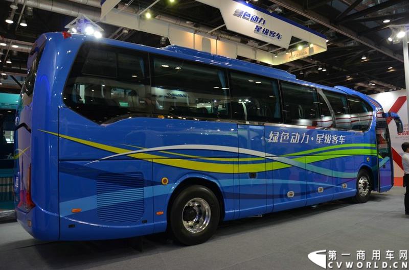5月11日—13日，一年一度的客车盛会在北京国家会议中心隆重举行，本次展会上，亚星客车携四款新品亮相，每一款都独具特色，吸引众多关注。图为亚星11米纯电动客车 