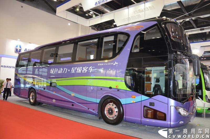 5月11日—13日，一年一度的客车盛会在北京国家会议中心隆重举行，本次展会上，亚星客车携四款新品亮相，每一款都独具特色，吸引众多关注。图为亚星12米层半豪华公路旅游客车