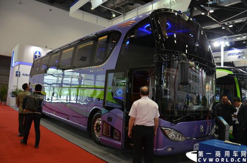 5月11日—13日，一年一度的客车盛会在北京国家会议中心隆重举行，本次展会上，亚星客车携四款新品亮相，每一款都独具特色，吸引众多关注。图为亚星12米层半豪华公路旅游客车