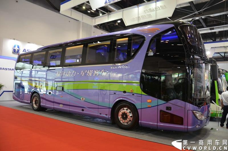 5月11日—13日，一年一度的客车盛会在北京国家会议中心隆重举行，本次展会上，亚星客车携四款新品亮相，每一款都独具特色，吸引众多关注。图为亚星12米层半豪华公路旅游客车