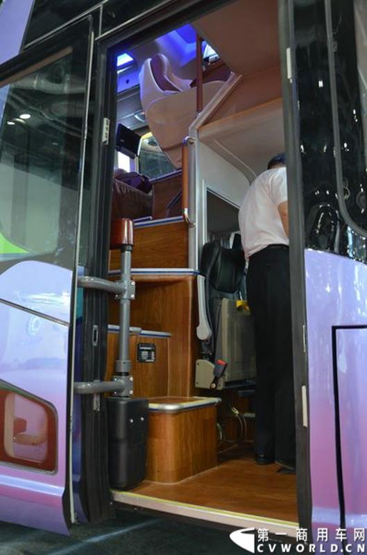 5月11日—13日，一年一度的客车盛会在北京国家会议中心隆重举行，本次展会上，亚星客车携四款新品亮相，每一款都独具特色，吸引众多关注。图为亚星12米层半豪华公路旅游客车