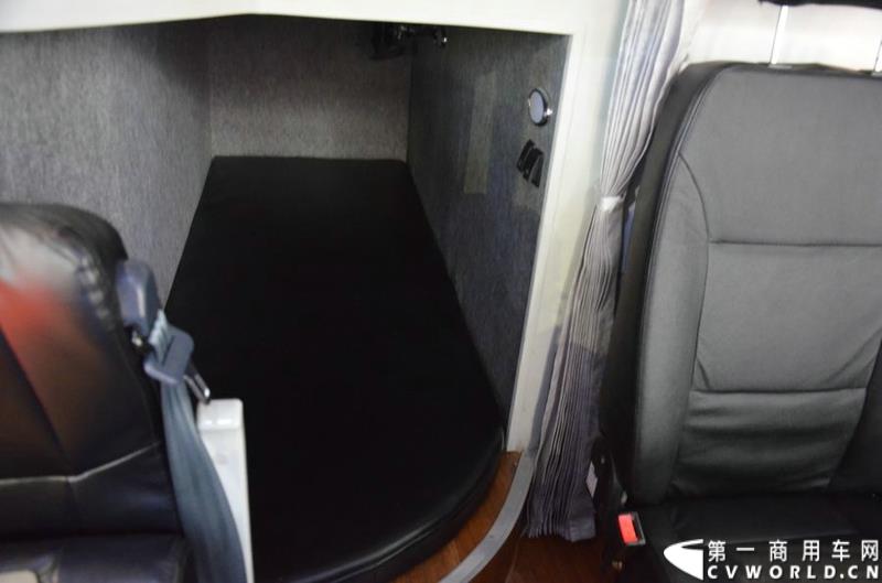 5月11日—13日，一年一度的客车盛会在北京国家会议中心隆重举行，本次展会上，亚星客车携四款新品亮相，每一款都独具特色，吸引众多关注。图为亚星12米层半豪华公路旅游客车