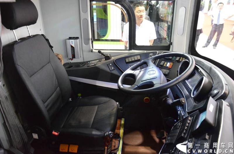 5月11日—13日，一年一度的客车盛会在北京国家会议中心隆重举行，本次展会上，亚星客车携四款新品亮相，每一款都独具特色，吸引众多关注。图为亚星12米层半豪华公路旅游客车