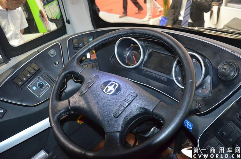 5月11日—13日，一年一度的客车盛会在北京国家会议中心隆重举行，本次展会上，亚星客车携四款新品亮相，每一款都独具特色，吸引众多关注。图为亚星12米层半豪华公路旅游客车