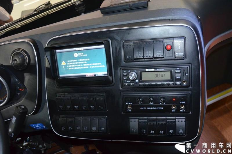 5月11日—13日，一年一度的客车盛会在北京国家会议中心隆重举行，本次展会上，亚星客车携四款新品亮相，每一款都独具特色，吸引众多关注。图为亚星12米层半豪华公路旅游客车