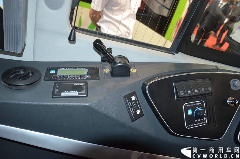 5月11日—13日，一年一度的客车盛会在北京国家会议中心隆重举行，本次展会上，亚星客车携四款新品亮相，每一款都独具特色，吸引众多关注。图为亚星12米层半豪华公路旅游客车