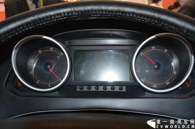 5月11日—13日，一年一度的客车盛会在北京国家会议中心隆重举行，本次展会上，亚星客车携四款新品亮相，每一款都独具特色，吸引众多关注。图为亚星12米层半豪华公路旅游客车