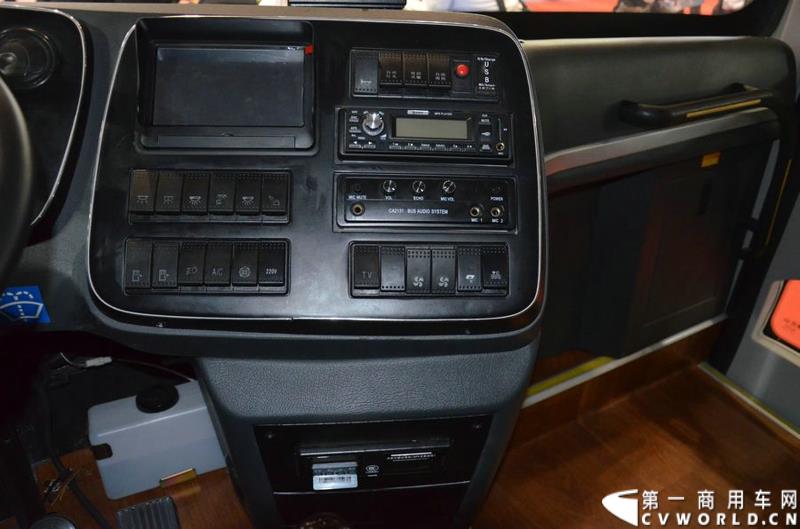 5月11日—13日，一年一度的客车盛会在北京国家会议中心隆重举行，本次展会上，亚星客车携四款新品亮相，每一款都独具特色，吸引众多关注。图为亚星12米层半豪华公路旅游客车