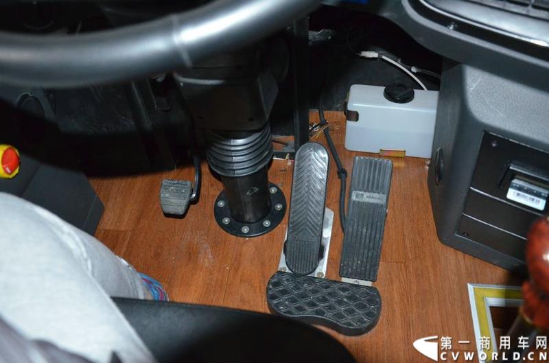 5月11日—13日，一年一度的客车盛会在北京国家会议中心隆重举行，本次展会上，亚星客车携四款新品亮相，每一款都独具特色，吸引众多关注。图为亚星12米层半豪华公路旅游客车