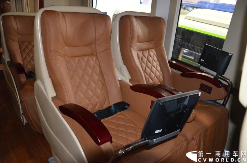 5月11日—13日，一年一度的客车盛会在北京国家会议中心隆重举行，本次展会上，亚星客车携四款新品亮相，每一款都独具特色，吸引众多关注。图为亚星12米层半豪华公路旅游客车