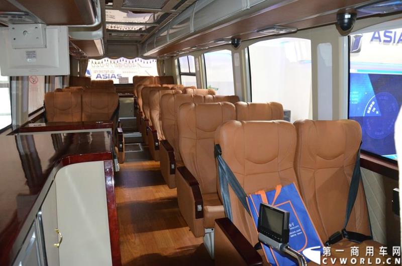 5月11日—13日，一年一度的客车盛会在北京国家会议中心隆重举行，本次展会上，亚星客车携四款新品亮相，每一款都独具特色，吸引众多关注。图为亚星12米层半豪华公路旅游客车