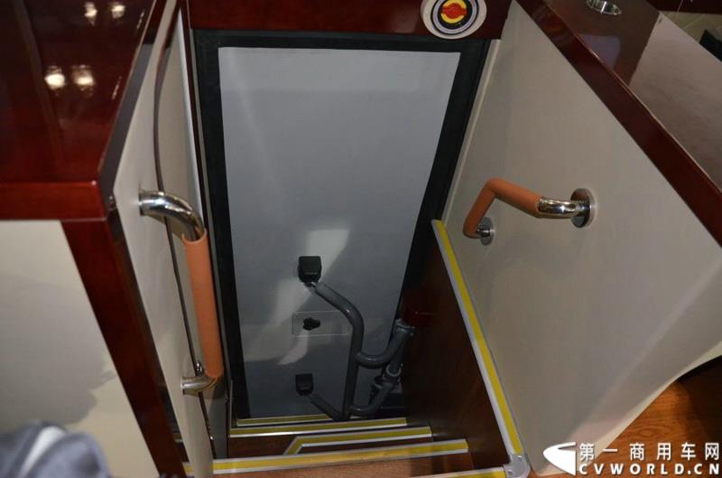 5月11日—13日，一年一度的客车盛会在北京国家会议中心隆重举行，本次展会上，亚星客车携四款新品亮相，每一款都独具特色，吸引众多关注。图为亚星12米层半豪华公路旅游客车