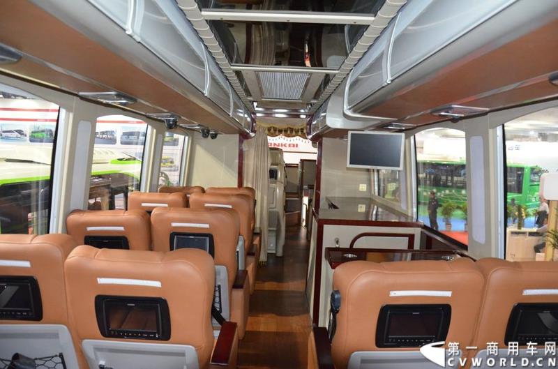 5月11日—13日，一年一度的客车盛会在北京国家会议中心隆重举行，本次展会上，亚星客车携四款新品亮相，每一款都独具特色，吸引众多关注。图为亚星12米层半豪华公路旅游客车