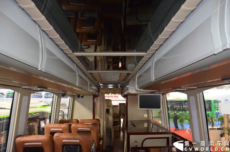 5月11日—13日，一年一度的客车盛会在北京国家会议中心隆重举行，本次展会上，亚星客车携四款新品亮相，每一款都独具特色，吸引众多关注。图为亚星12米层半豪华公路旅游客车