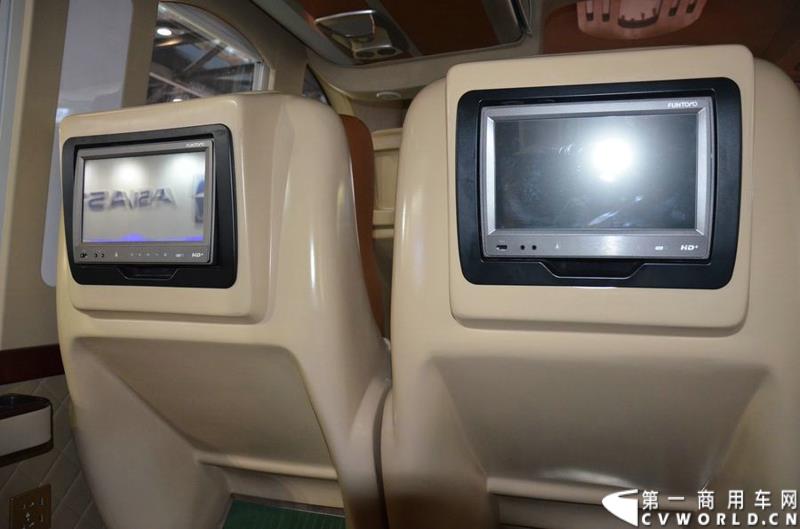 5月11日—13日，一年一度的客车盛会在北京国家会议中心隆重举行，本次展会上，亚星客车携四款新品亮相，每一款都独具特色，吸引众多关注。图为亚星12米层半豪华公路旅游客车