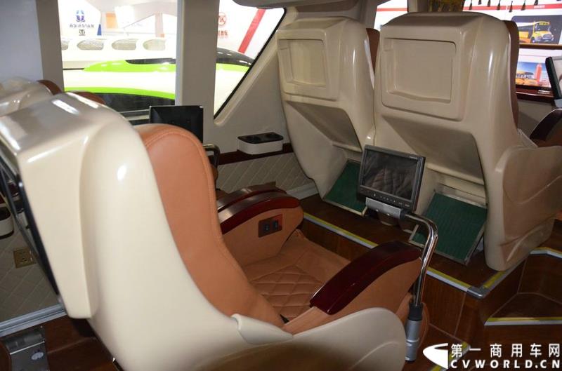 5月11日—13日，一年一度的客车盛会在北京国家会议中心隆重举行，本次展会上，亚星客车携四款新品亮相，每一款都独具特色，吸引众多关注。图为亚星12米层半豪华公路旅游客车