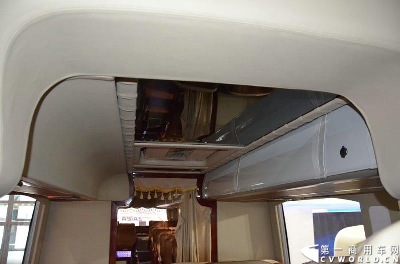 5月11日—13日，一年一度的客车盛会在北京国家会议中心隆重举行，本次展会上，亚星客车携四款新品亮相，每一款都独具特色，吸引众多关注。图为亚星12米层半豪华公路旅游客车