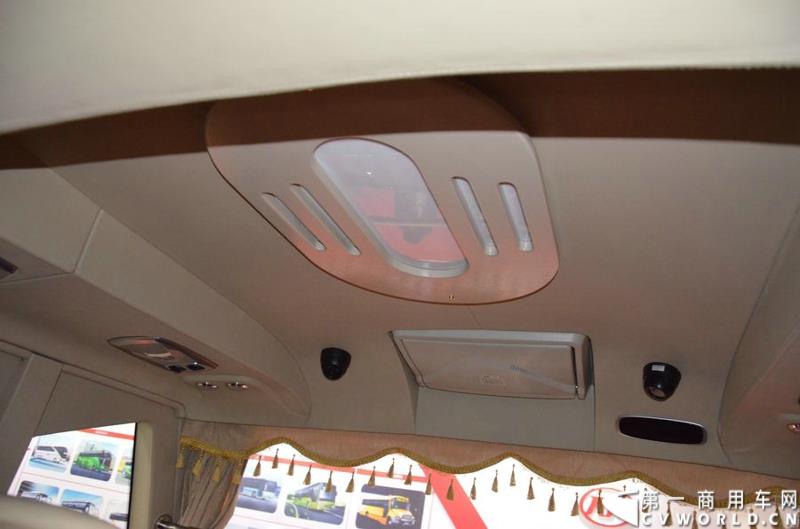 5月11日—13日，一年一度的客车盛会在北京国家会议中心隆重举行，本次展会上，亚星客车携四款新品亮相，每一款都独具特色，吸引众多关注。图为亚星12米层半豪华公路旅游客车