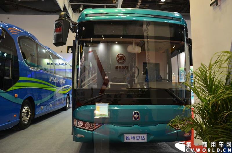 5月11日—13日，一年一度的客车盛会在北京国家会议中心隆重举行，本次展会上，亚星客车携四款新品亮相，每一款都独具特色，吸引众多关注。图为亚星12米低入口空气混合动力空调公交车 