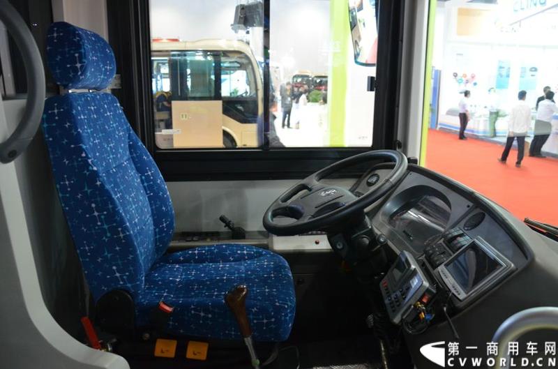 5月11日—13日，一年一度的客车盛会在北京国家会议中心隆重举行，本次展会上，亚星客车携四款新品亮相，每一款都独具特色，吸引众多关注。图为亚星12米低入口空气混合动力空调公交车 
