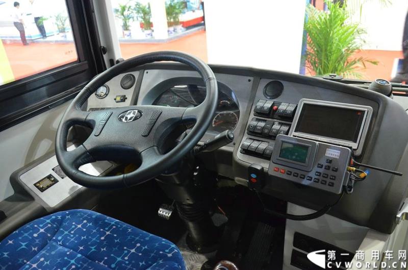 5月11日—13日，一年一度的客车盛会在北京国家会议中心隆重举行，本次展会上，亚星客车携四款新品亮相，每一款都独具特色，吸引众多关注。图为亚星12米低入口空气混合动力空调公交车 