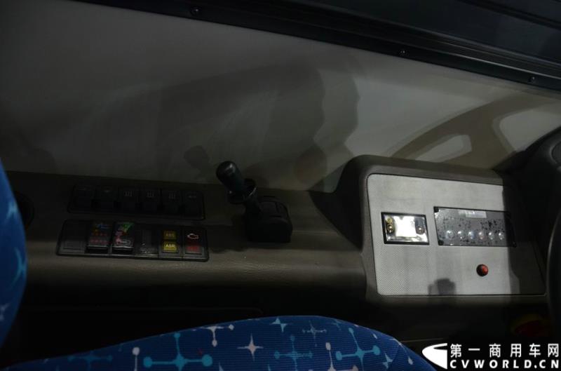 5月11日—13日，一年一度的客车盛会在北京国家会议中心隆重举行，本次展会上，亚星客车携四款新品亮相，每一款都独具特色，吸引众多关注。图为亚星12米低入口空气混合动力空调公交车 