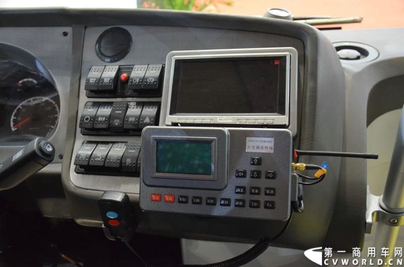 5月11日—13日，一年一度的客车盛会在北京国家会议中心隆重举行，本次展会上，亚星客车携四款新品亮相，每一款都独具特色，吸引众多关注。图为亚星12米低入口空气混合动力空调公交车 