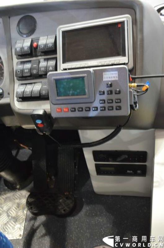 5月11日—13日，一年一度的客车盛会在北京国家会议中心隆重举行，本次展会上，亚星客车携四款新品亮相，每一款都独具特色，吸引众多关注。图为亚星12米低入口空气混合动力空调公交车 