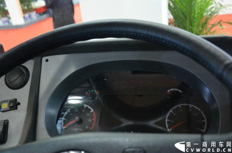 5月11日—13日，一年一度的客车盛会在北京国家会议中心隆重举行，本次展会上，亚星客车携四款新品亮相，每一款都独具特色，吸引众多关注。图为亚星12米低入口空气混合动力空调公交车 