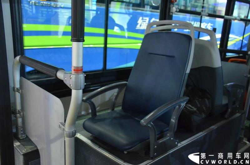 5月11日—13日，一年一度的客车盛会在北京国家会议中心隆重举行，本次展会上，亚星客车携四款新品亮相，每一款都独具特色，吸引众多关注。图为亚星12米低入口空气混合动力空调公交车 
