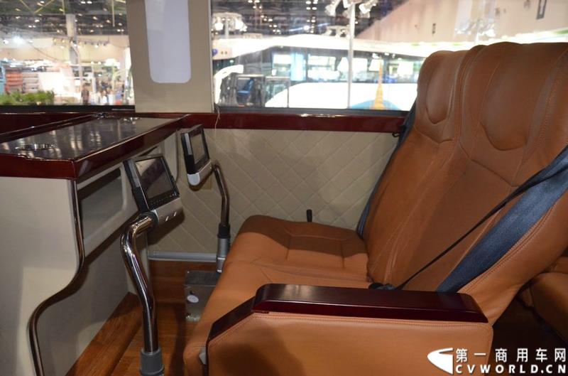 5月11日—13日，一年一度的客车盛会在北京国家会议中心隆重举行，本次展会上，亚星客车携四款新品亮相，每一款都独具特色，吸引众多关注。图为亚星12米层半豪华公路旅游客车