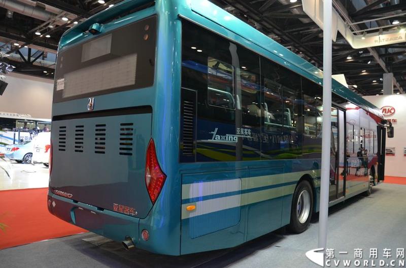 5月11日—13日，一年一度的客车盛会在北京国家会议中心隆重举行，本次展会上，亚星客车携四款新品亮相，每一款都独具特色，吸引众多关注。图为亚星12米低入口空气混合动力空调公交车 