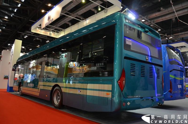 5月11日—13日，一年一度的客车盛会在北京国家会议中心隆重举行，本次展会上，亚星客车携四款新品亮相，每一款都独具特色，吸引众多关注。图为亚星12米低入口空气混合动力空调公交车 