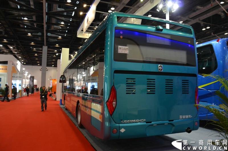 5月11日—13日，一年一度的客车盛会在北京国家会议中心隆重举行，本次展会上，亚星客车携四款新品亮相，每一款都独具特色，吸引众多关注。图为亚星12米低入口空气混合动力空调公交车 