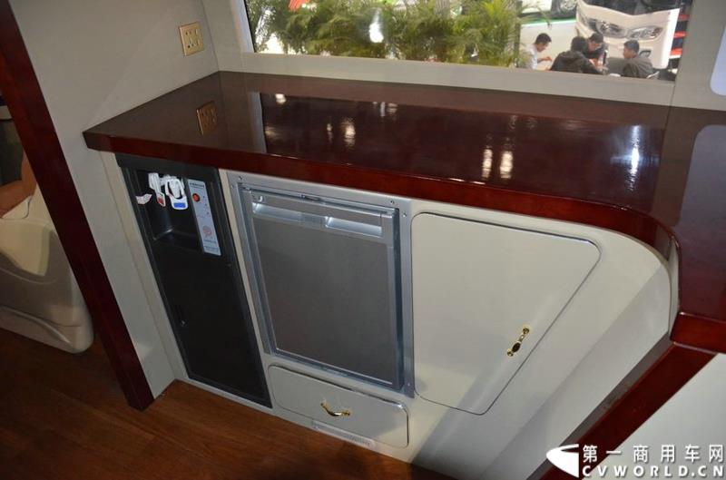 5月11日—13日，一年一度的客车盛会在北京国家会议中心隆重举行，本次展会上，亚星客车携四款新品亮相，每一款都独具特色，吸引众多关注。图为亚星12米层半豪华公路旅游客车