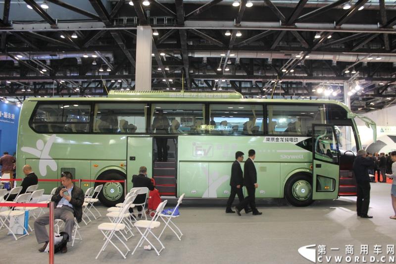 2015年5月11日，2015北京国际道路运输、城市公交车辆及零部件展览会在北京国家会议中心拉开帷幕。作为纯电动客车行业领军企业，南京金龙再次彰显出技术创新优势本色，隆重推出了采用太阳能新能源动力的全新NJL6117BEV太阳能电动客车。图为南京金龙纯电动客车NJL6117BEV 